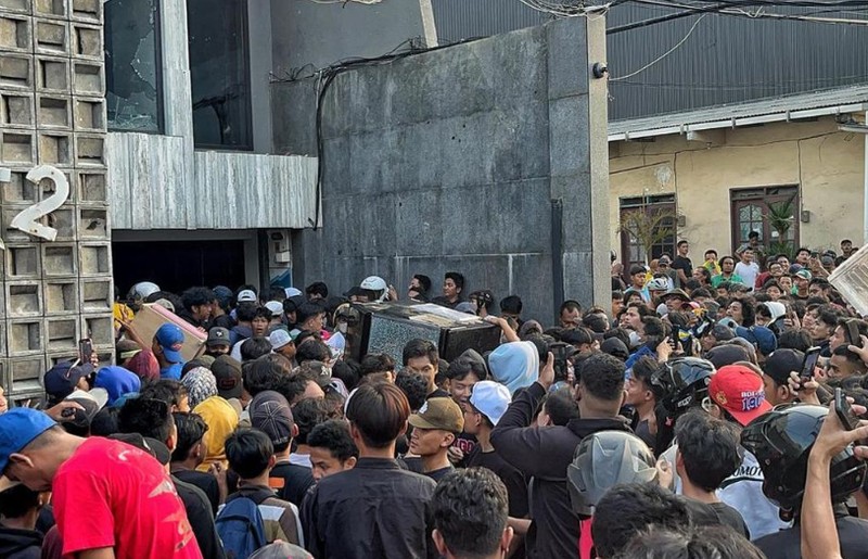 Massa menggeruduk dan menjarah rumah Sekretaris Fraksi Partai NasDem Ahmad Sahroni di Tanjung Priok, Jakarta Utara. (Dok: CNN Indonesia) Massa menggeruduk dan menjarah rumah Sekretaris Fraksi Partai NasDem Ahmad Sahroni di Tanjung Priok, Jakarta Utara. (Dok: CNN Indonesia)