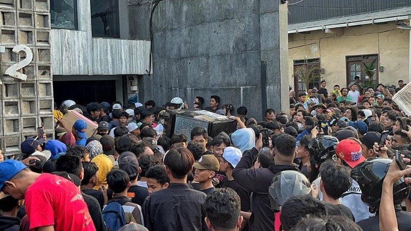 Massa menggeruduk dan menjarah rumah Sekretaris Fraksi Partai NasDem Ahmad Sahroni di Tanjung Priok, Jakarta Utara. (Dok: CNN Indonesia)