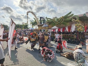 Ribuan Warga Padati Parade HUT Kota Negara, Tampilkan 1.800 Seniman