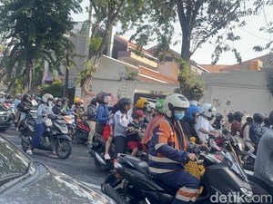 Petugas Masih Lakukan Pembersihan Imbas Aksi, Jalan Gubernur Suryo Padat