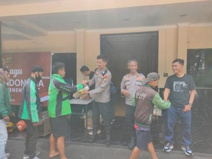 Polisi Berbagi Sembako ke Ojol di Jakpus, Ajak Jaga Situasi Kondusif