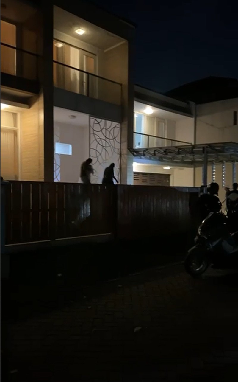 Massa menggeruduk dan menjarah rumah Sekretaris Fraksi Partai NasDem Ahmad Sahroni di Tanjung Priok, Jakarta Utara. (Dok: CNN Indonesia) Massa menggeruduk dan menjarah rumah Sekretaris Fraksi Partai NasDem Ahmad Sahroni di Tanjung Priok, Jakarta Utara. (Dok: CNN Indonesia)