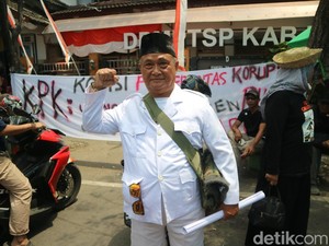 Nyentrik! Warga Pati Ini Pakai Kostum Ala Soekarno buat Demo ke KPK