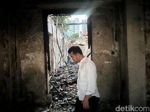 Raut Sedih Wagub Emil Tinjau Ruang Kerjanya di Grahadi Tinggal Puing