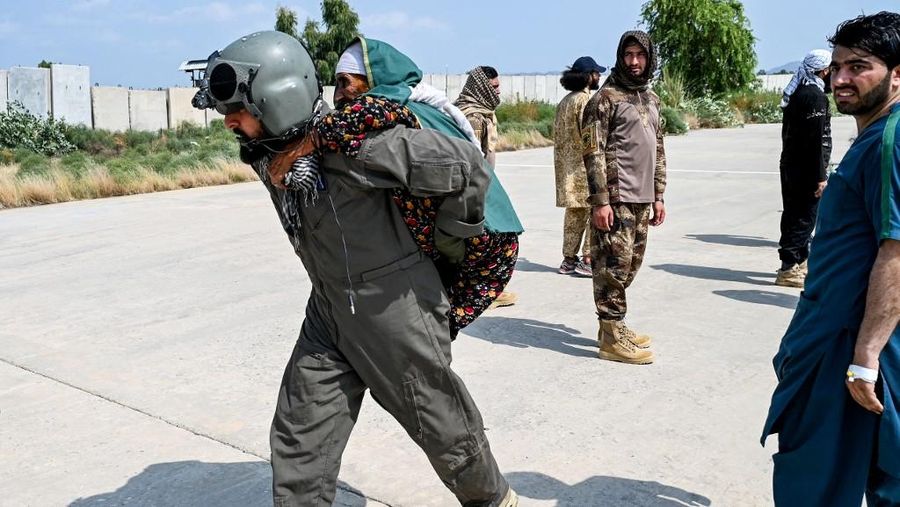 Afghanistan kembali dilanda bencana. Sedikitnya 800 orang tewas dan lebih dari 1.500 lainnya luka-luka akibat gempa bumi bermagnitudo 6,0 yang mengguncang wilayah timur pada Senin (1/9/2025) dini hari. (REUTERS/Stringer)
