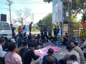 Demo Memanas, Bupati Lobar Keluarkan SE Larangan Seragam dan Kendaraan Dinas