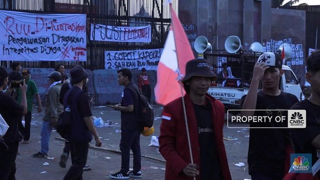 Video: Demo Mahasiswa di Depan Gedung DPR RI Berlangsung Kondusif
