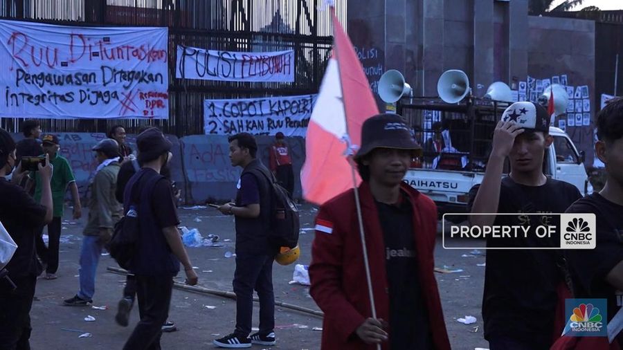 Aksi demonstrasi Kembali digelar sejumlah mahasiswa di depan Gedung DPR RI pada Senin (1/9).