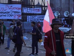 Video: Demo Mahasiswa di Depan Gedung DPR RI Berlangsung Kondusif