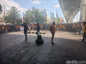 Mahasiswa Demo di Flyover Makassar, Jalan Pettarani-Urip Sumoharjo Ditutup