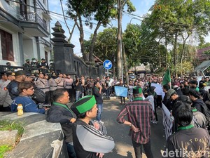 Berlangsung Singkat, Demo di DPRD Kota Malang Berjalan Damai