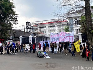 Aksi Mahasiswa Bandung di DPRD Jabar Desak Disahkannya UU Perampasan Aset