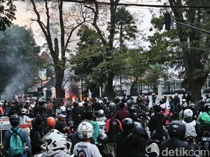 Massa Berpakaian Serba Hitam Gantikan Mahasiswa saat Aksi di DPRD Jabar