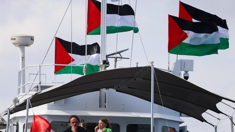 Aktivis asal Swedia, Greta Thunberg, kembali berlayar bersama sejumlah kapal menuju Jalur Gaza, untuk membawa bantuan kemanusiaan, Senin (1/9/2025). (REUTERS/Nacho Doce)