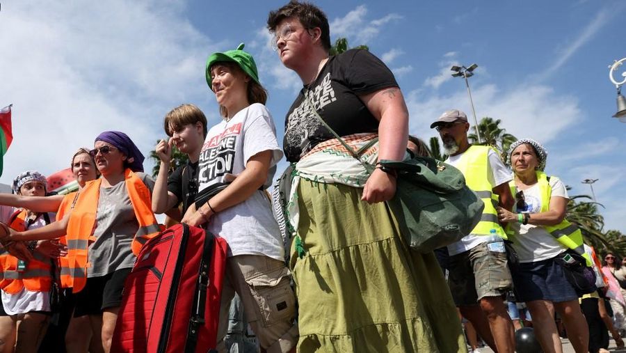 Aktivis asal Swedia, Greta Thunberg, kembali berlayar bersama sejumlah kapal menuju Jalur Gaza, untuk membawa bantuan kemanusiaan, Senin (1/9/2025). (REUTERS/Nacho Doce)