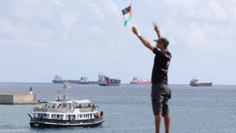 Aktivis asal Swedia, Greta Thunberg, kembali berlayar bersama sejumlah kapal menuju Jalur Gaza, untuk membawa bantuan kemanusiaan, Senin (1/9/2025). (REUTERS/Nacho Doce)