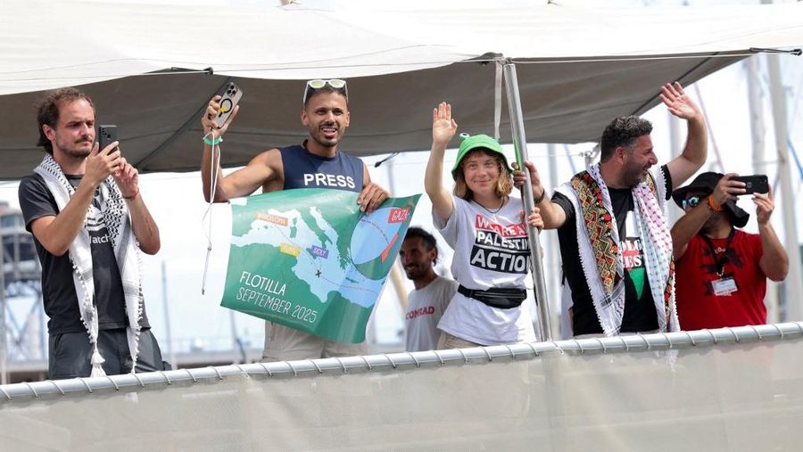 Aktivis asal Swedia, Greta Thunberg, kembali berlayar bersama sejumlah kapal menuju Jalur Gaza, untuk membawa bantuan kemanusiaan, Senin (1/9/2025). (REUTERS/Nacho Doce)