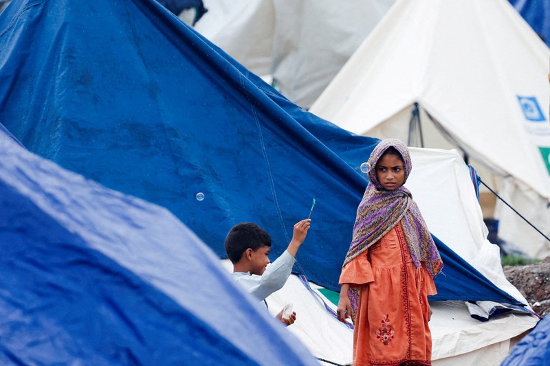 Seorang warga berjalan melewati daerah yang terendam banjir, menyusul hujan monsun dan naiknya permukaan air Sungai Sutlej, di desa Chanda Singh Wala dekat perbatasan Pakistan-India di distrik Kasur, provinsi Punjab, Pakistan, 29 Agustus 2025. Seorang warga berjalan melewati daerah yang terendam banjir, menyusul hujan monsun dan naiknya permukaan air Sungai Sutlej, di desa Chanda Singh Wala dekat perbatasan Pakistan-India di distrik Kasur, provinsi Punjab, Pakistan, 29 Agustus 2025. (REUTERS/Akhtar Soomro)