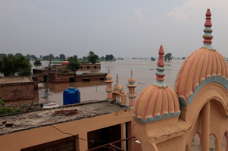 Seorang warga berjalan melewati daerah yang terendam banjir, menyusul hujan monsun dan naiknya permukaan air Sungai Sutlej, di desa Chanda Singh Wala dekat perbatasan Pakistan-India di distrik Kasur, provinsi Punjab, Pakistan, 29 Agustus 2025. Seorang warga berjalan melewati daerah yang terendam banjir, menyusul hujan monsun dan naiknya permukaan air Sungai Sutlej, di desa Chanda Singh Wala dekat perbatasan Pakistan-India di distrik Kasur, provinsi Punjab, Pakistan, 29 Agustus 2025. (REUTERS/Akhtar Soomro)