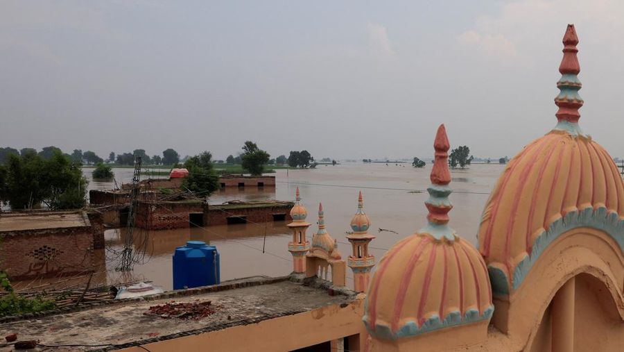 Seorang warga berjalan melewati daerah yang terendam banjir, menyusul hujan monsun dan naiknya permukaan air Sungai Sutlej, di desa Chanda Singh Wala dekat perbatasan Pakistan-India di distrik Kasur, provinsi Punjab, Pakistan, 29 Agustus 2025. (REUTERS/Akhtar Soomro)