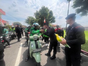 Brimob Polda Sumut Bagikan 1.000 Karung Beras ke Pengemudi Ojol