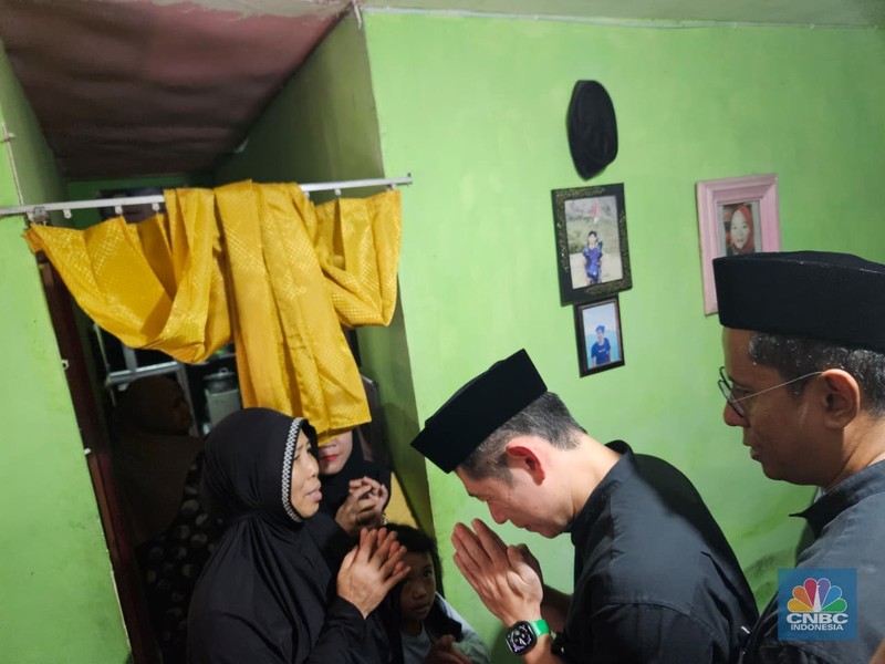 CEO Grab, Anthony Tan berkunjung ke rumah almarhum Rusdamdiansyah, pengemudi ojol yang tewas di Makassar. CEO Grab, Anthony Tan berkunjung ke rumah almarhum Rusdamdiansyah, pengemudi ojol yang tewas di Makassar. (CNBC Indonesia/Intan Rakhmayanti)