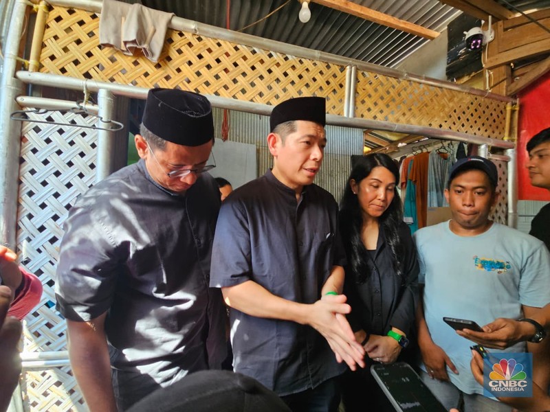 CEO Grab, Anthony Tan berkunjung ke rumah almarhum Rusdamdiansyah, pengemudi ojol yang tewas di Makassar. CEO Grab, Anthony Tan berkunjung ke rumah almarhum Rusdamdiansyah, pengemudi ojol yang tewas di Makassar. (CNBC Indonesia/Intan Rakhmayanti)