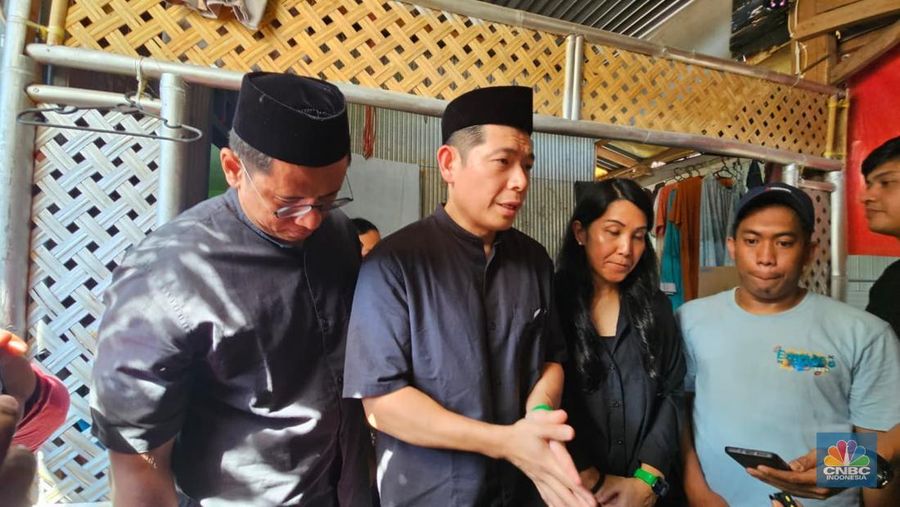 CEO Grab, Anthony Tan berkunjung ke rumah almarhum Rusdamdiansyah, pengemudi ojol yang tewas di Makassar. (CNBC Indonesia/Intan Rakhmayanti)