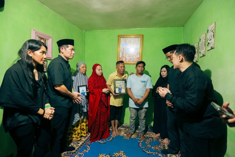 CEO Grab, Anthony Tan berkunjung ke rumah almarhum Rusdamdiansyah, pengemudi ojol yang tewas di Makassar. CEO Grab, Anthony Tan berkunjung ke rumah almarhum Rusdamdiansyah, pengemudi ojol yang tewas di Makassar. (CNBC Indonesia/Intan Rakhmayanti)