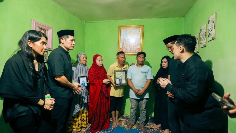 CEO Grab, Anthony Tan berkunjung ke rumah almarhum Rusdamdiansyah, pengemudi ojol yang tewas di Makassar. (CNBC Indonesia/Intan Rakhmayanti)