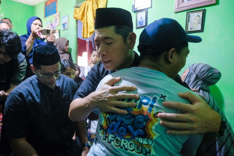 CEO Grab, Anthony Tan berkunjung ke rumah almarhum Rusdamdiansyah, pengemudi ojol yang tewas di Makassar. CEO Grab, Anthony Tan berkunjung ke rumah almarhum Rusdamdiansyah, pengemudi ojol yang tewas di Makassar. (CNBC Indonesia/Intan Rakhmayanti)