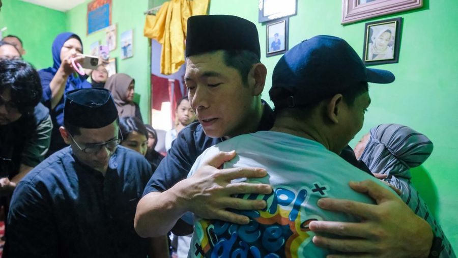 CEO Grab, Anthony Tan berkunjung ke rumah almarhum Rusdamdiansyah, pengemudi ojol yang tewas di Makassar. (CNBC Indonesia/Intan Rakhmayanti)