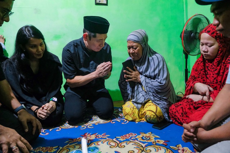 CEO Grab, Anthony Tan berkunjung ke rumah almarhum Rusdamdiansyah, pengemudi ojol yang tewas di Makassar. CEO Grab, Anthony Tan berkunjung ke rumah almarhum Rusdamdiansyah, pengemudi ojol yang tewas di Makassar. (CNBC Indonesia/Intan Rakhmayanti)