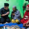 Raut Wajah Pendiri Grab Peluk Keluarga Ojol yang Tewas di Makassar
