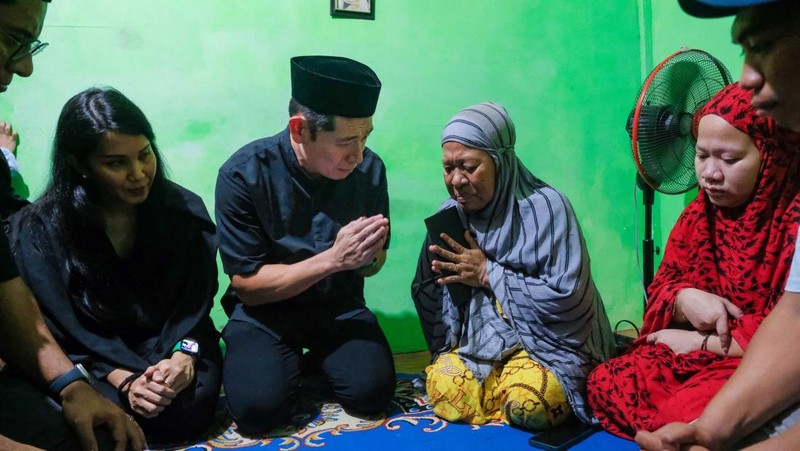 CEO Grab, Anthony Tan berkunjung ke rumah almarhum Rusdamdiansyah, pengemudi ojol yang tewas di Makassar. (CNBC Indonesia/Intan Rakhmayanti)