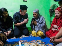 Raut Wajah Pendiri Grab Peluk Keluarga Ojol yang Tewas di Makassar