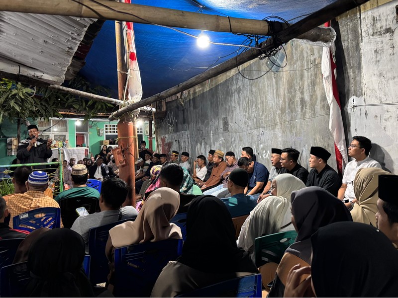 CEO Grab, Anthony Tan berkunjung ke rumah almarhum Rusdamdiansyah, pengemudi ojol yang tewas di Makassar. (CNBC Indonesia/Intan Rakhmayanti)