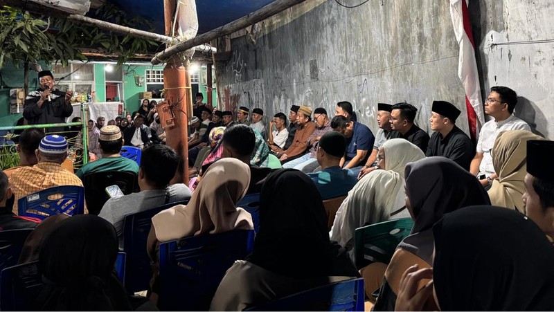 CEO Grab, Anthony Tan berkunjung ke rumah almarhum Rusdamdiansyah, pengemudi ojol yang tewas di Makassar. (CNBC Indonesia/Intan Rakhmayanti)