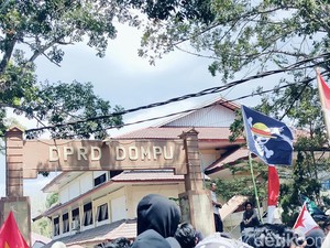 Massa Aksi Kibarkan Bendera One Piece di Gedung DPRD Dompu
