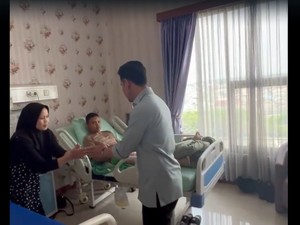 Video: Momen Gibran Jenguk Korban Demo di RS Polri