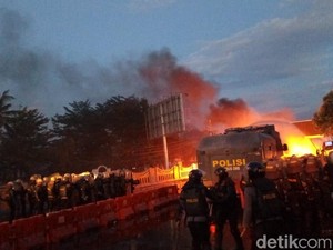 Ricuh Demo Mahasiswa di Gorontalo, Massa Lempar Batu-Rusak Pos Polisi