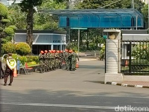 Kantor Sri Mulyani Dijaga TNI Bersenjata Laras Panjang