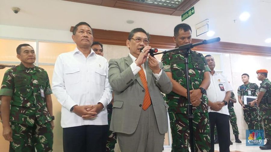 Komisi I Dewan Perwakilan Rakyat menggelar rapat kerja dengan Kementerian Pertahanan di ruang rapat Komisi I DPR, Senayan, Jakarta Pusat, Senin (1/9/2025). Turut hadir dalam rapat yang berlangsung tertutup itu antara lain Ketua Komisi I DPR Utut Adianto (tengah), Wakil Menteri Pertahanan Donny Ermawan Taufanto (kiri), Wakil Panglima Tentara Nasional Indonesia Letnan Jenderal TNI Tandyo Budi Revita (kanan), dan para kepala staf angkatan. (CNBC Indonesia/Robertus Andrianto)