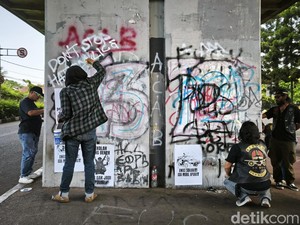 Komunitas Motor Bandung Bersihkan Coretan Vandalisme Pascademo Ricuh