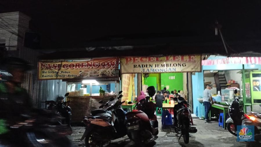 Kondisi perekonomian di wilayah Tangerang Selatan masih cukup ramai sejak kemarin. Masyarakat pun tetap beraktivitas sebagaimana mestinya. (CNBC Indonesia/Ferry Sandi)