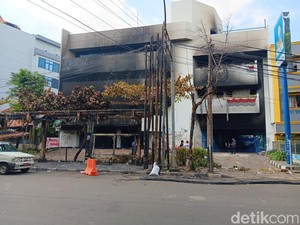 Suasana Kwitang Usai Ricuh: Pedagang Buka Lapak, Mata Masih Perih