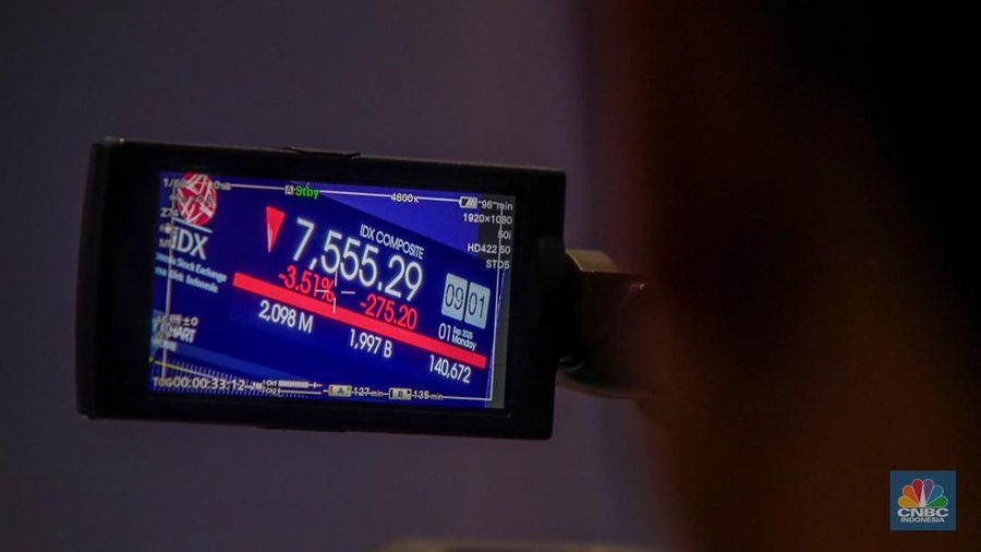Layar menampilkan pergerakan Indeks Harga Saham Gabungan (IHSG) di Kantor Bursa Efek Indonesia (BEI), Jakarta, Senin (1/9/2025). (CNBC Indonesia/Faisal Rahman)