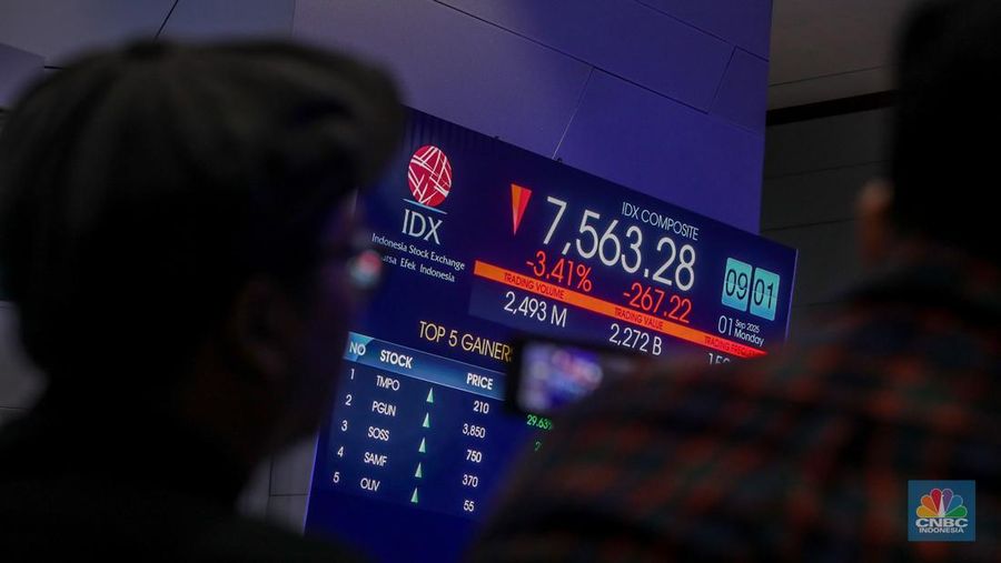 Layar menampilkan pergerakan Indeks Harga Saham Gabungan (IHSG) di Kantor Bursa Efek Indonesia (BEI), Jakarta, Senin (1/9/2025). (CNBC Indonesia/Faisal Rahman)