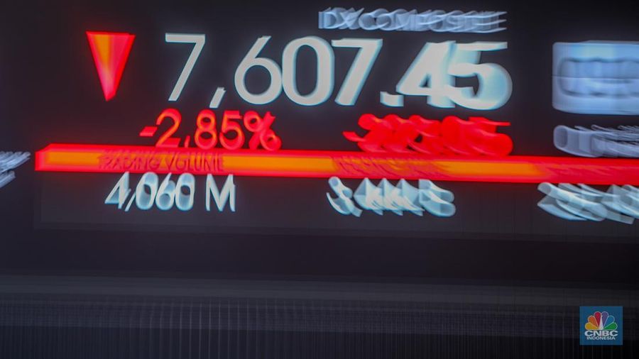 Layar menampilkan pergerakan Indeks Harga Saham Gabungan (IHSG) di Kantor Bursa Efek Indonesia (BEI), Jakarta, Senin (1/9/2025). (CNBC Indonesia/Faisal Rahman)