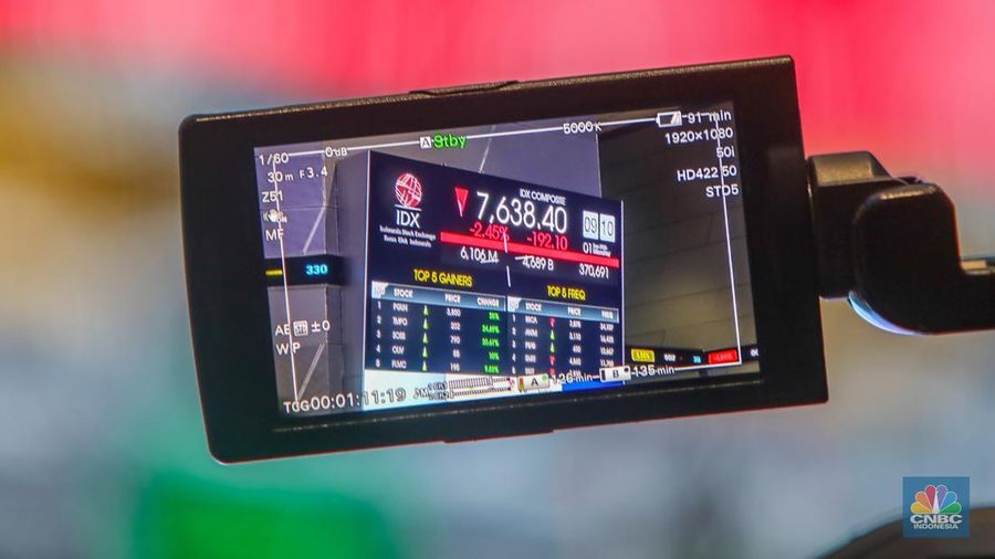 Layar menampilkan pergerakan Indeks Harga Saham Gabungan (IHSG) di Kantor Bursa Efek Indonesia (BEI), Jakarta, Senin (1/9/2025). (CNBC Indonesia/Faisal Rahman)